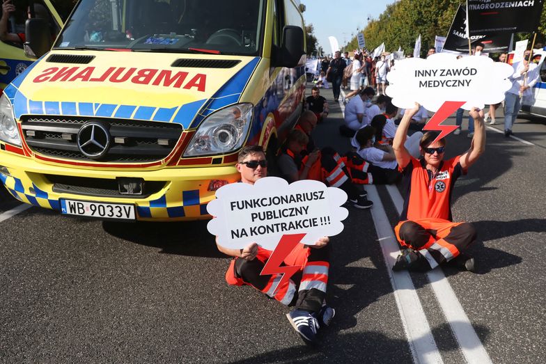 Protest pracowników ochrony zdrowia w Warszawie. Ile tak naprawdę zarabiają?