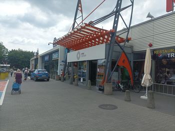Oszuści w galerii handlowej na Śląsku. Zamiast opłacać rachunki, kradli pieniądze klientów. Kilkadziesiąt osób zgłosiło się na policję