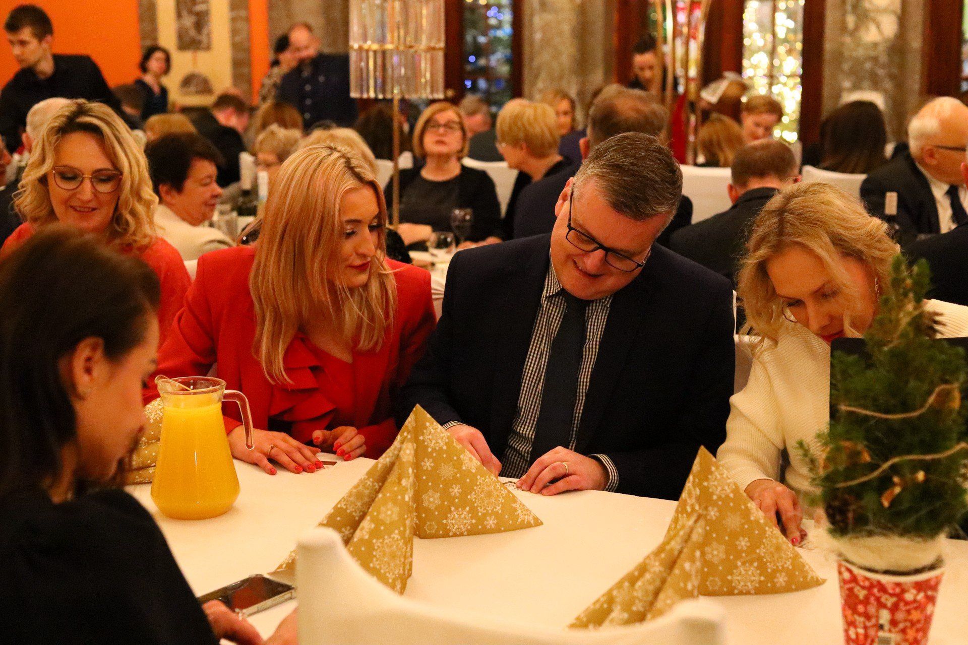 Sporo frajdy przyniosły zdrapki z życzeniami. Uczestnicy z uśmiechem na twarzy zdrapywali i odczytywali pozytywne sentencje