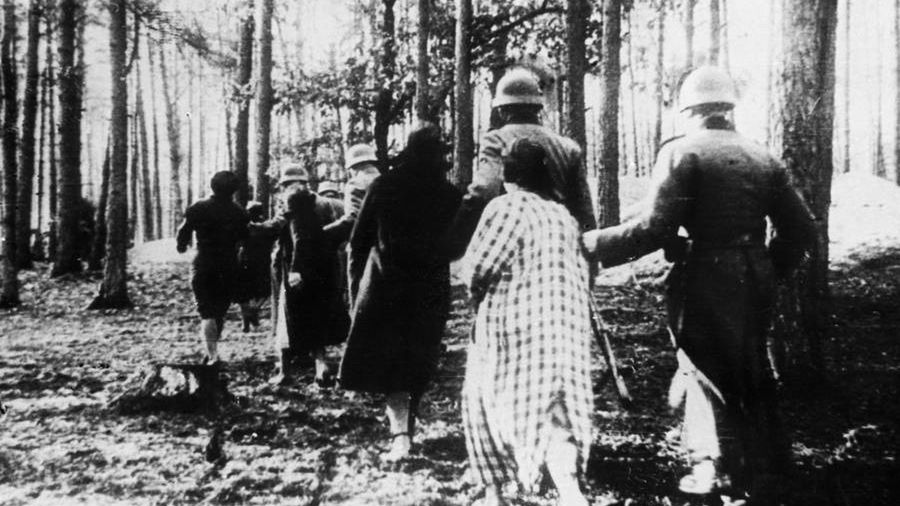Polskie zakładniczki w drodze na egzekucję w lesie koło Palmir. Kobieta na pierwszym planie została zidentyfikowana po wojnie jako Janina Skalska