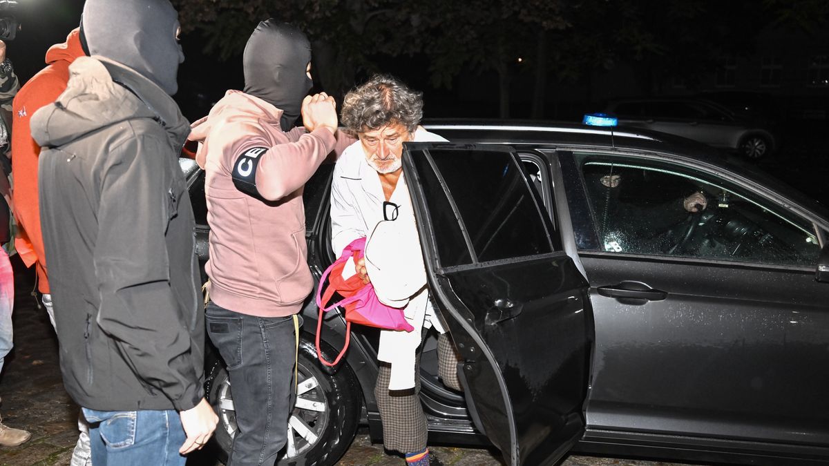 Janusz Palikot
Maciej Kulczy�ski
doprowadzenie, janusz palikot, niekorzystnego rozporz�dzenia mieniem, prokuratura, zarzuty, funkcjonariusze, zatrzymanie