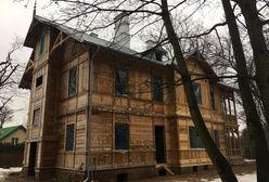 Warszawa. Zakończono prace przy elewacjach drewniaka na Białołęce