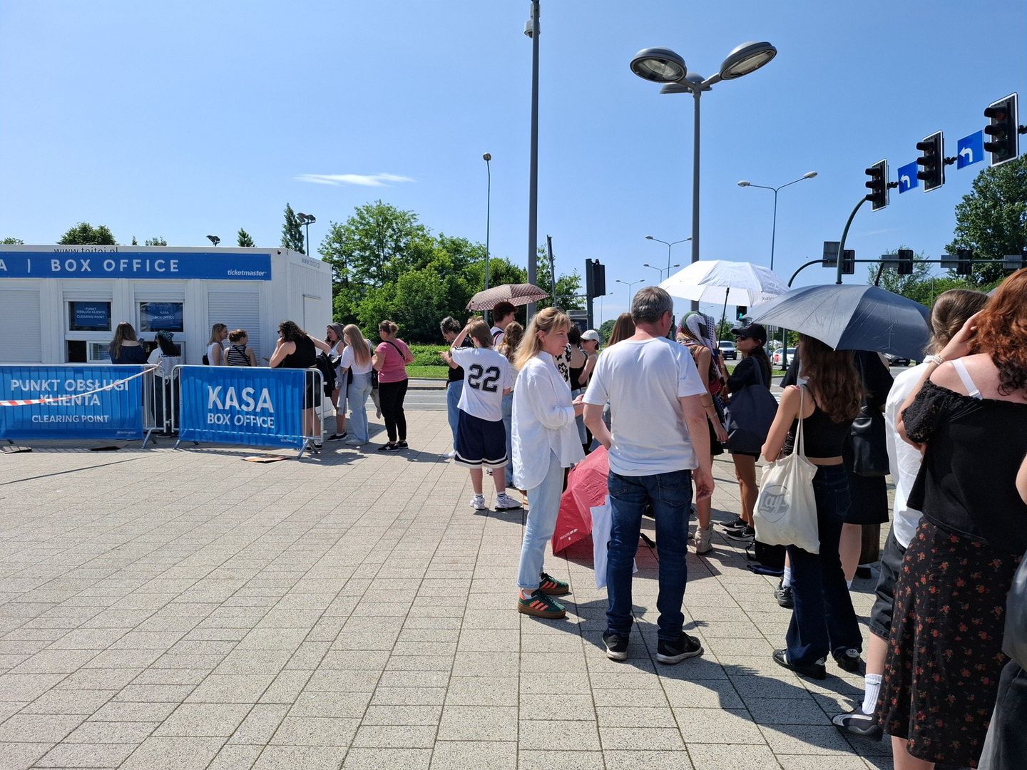 Fani Billie Eilish w oczekiwaniu na koncert w Tauron Arenie