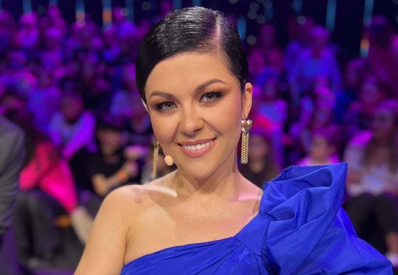 Bluzki na jedno ramię powracają. Te stylizacje z nimi w roli głównej warto odwzorować