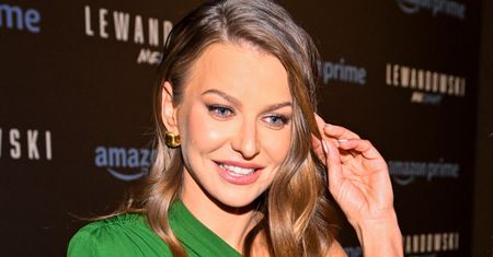 Sweter nie zakrył brzucha. Pokazała się na balkonie