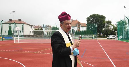 Biskup do gorszycieli młodzieży. "Kamień do szyi i w morze"