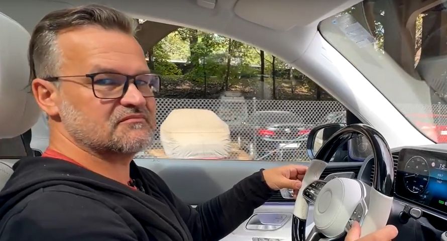 Eska i TVN zawiesiły z nim współpracę. Ale dla TVP ostatnio produkował jeszcze program