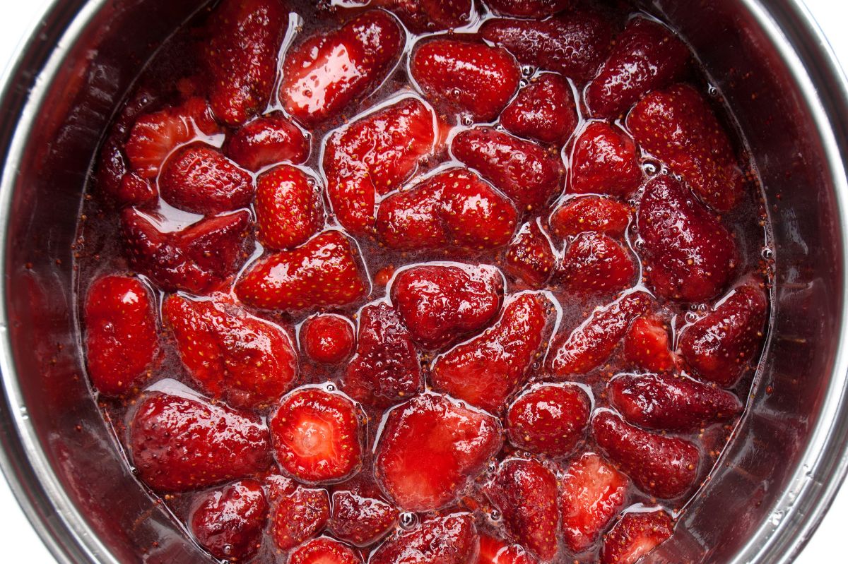 How to prepare jam without adding sugar or gelling agents?