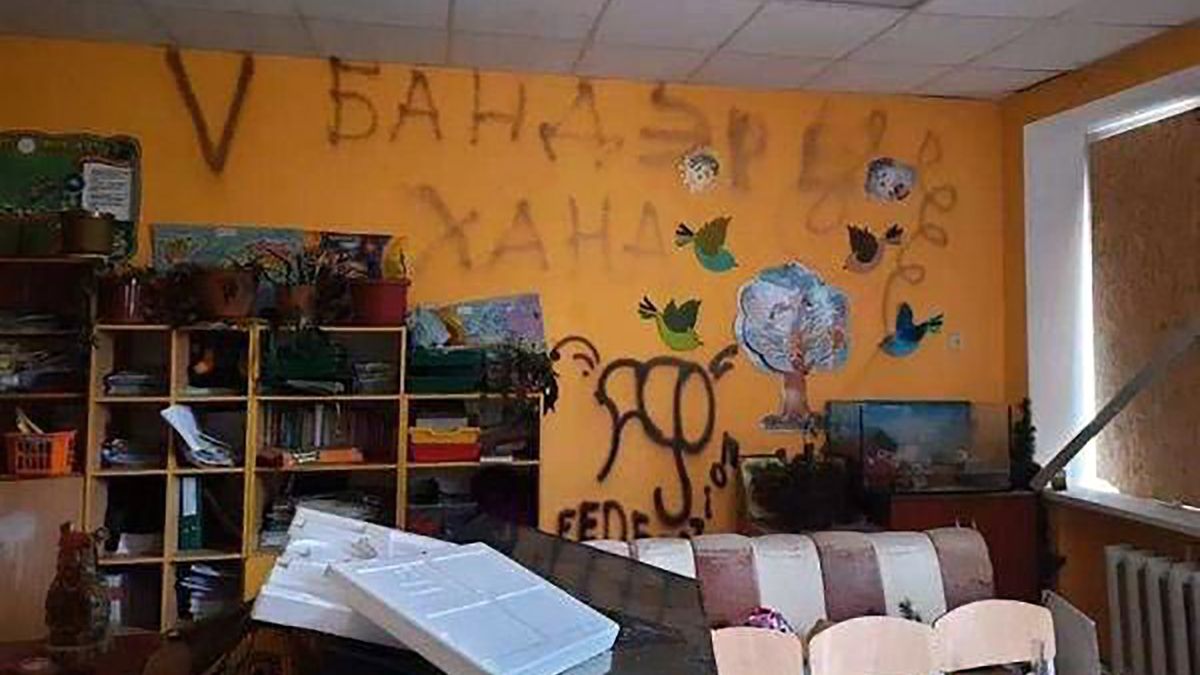 Rosjanie zostawili na ścianach szkoły wulgarne napisy