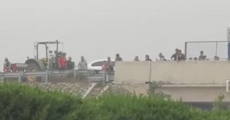 Horror w Chinach. Setki osób uwięzionych na wiadukcie w prowincji Henan