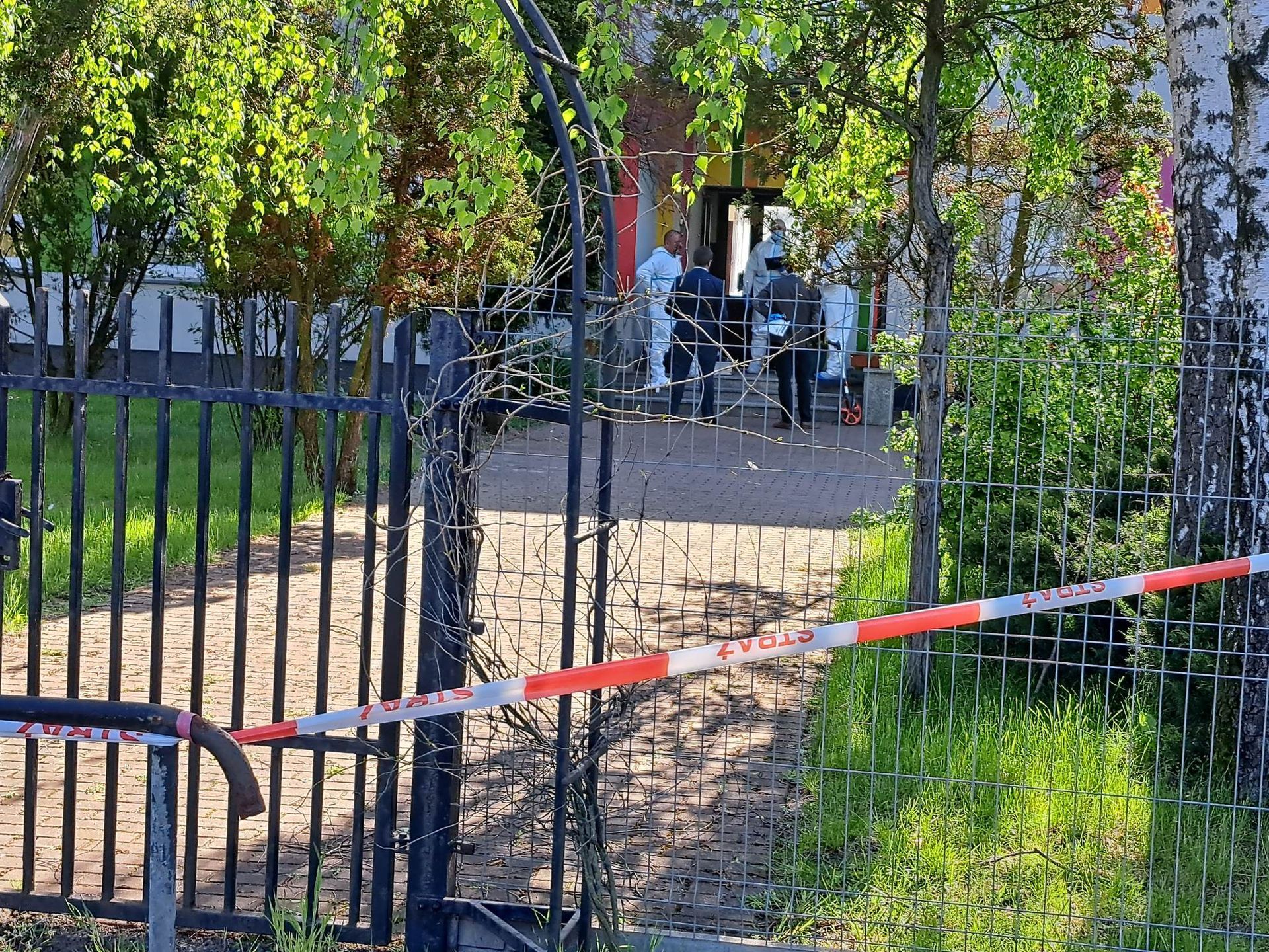 16-letnia dziewczyna zginęła na miejscu, a pięć osób trafiło do szpitala w wyniku ataku nożownika w domu dziecka w miejscowości Tomisławice w powiecie sieradzkim