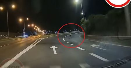 Spacerowała po autostradzie A4. Nagle zaczęła szarpać za klamkę