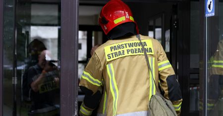 Akcja strażaków w Zielonej Górze. Drzwi mieszkania oblane niebezpieczną substancją