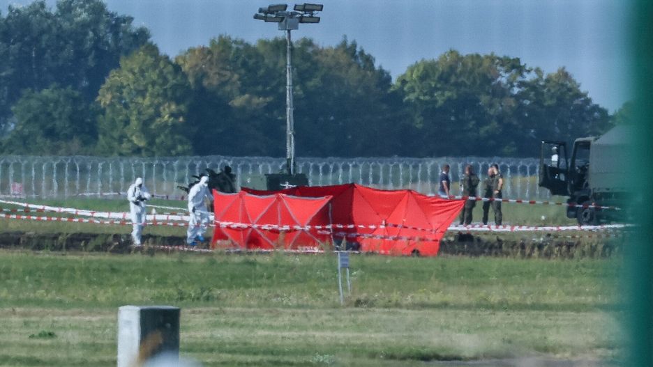 Radom, 29.08.2025. Miejsce katastrofy F-16 na terenie 42. Bazy Lotnictwa Szkolnego w Radomiu, 29 bm. 28 bm. podczas ćwiczeń przed pokazami AirSHOW w Radomiu rozbił się samolot F-16. W katastrofie zginął pilot Wojska Polskiego major Maciej ?Slab? Krakowian. (ad) PAP/Paweł Supernak