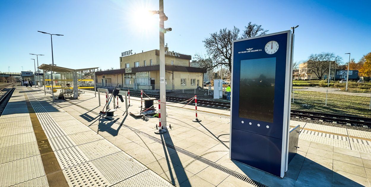 Mielec: Wyświetlacz i głośniki na stacji PKP. Kończy się montaż [FOTO]