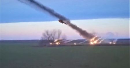 Możliwości Mi-17 robią wrażenie. Rakiety S-8 zrównały pozycje Rosjan