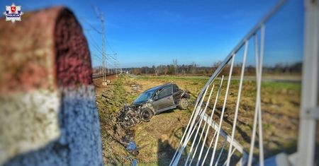 Wypadek na przejeździe kolejowym. Ominął rogatkę i wjechał pod pociąg