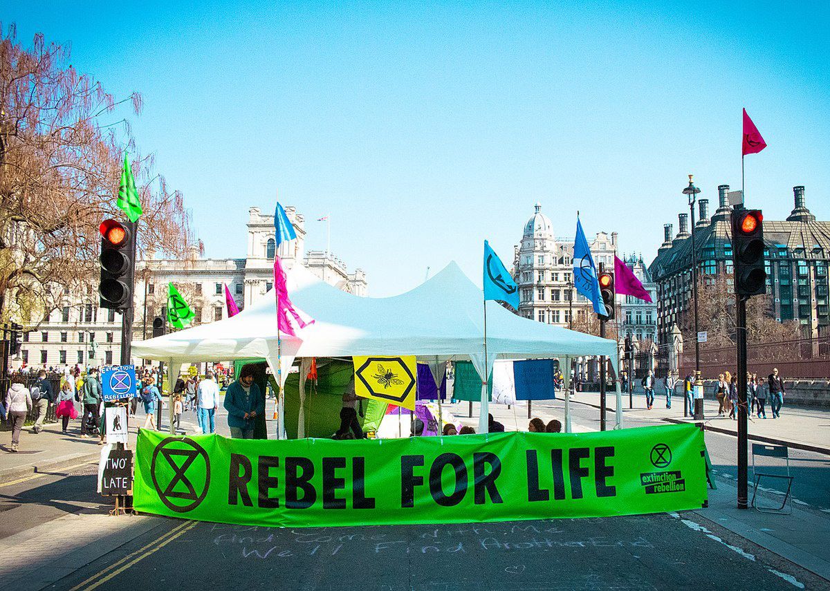 Ekolodzy z Extinction Rebellion głodują  przed siedzibą TVP