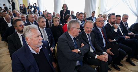 Nieszczerzy suflerzy. "Doradcy" opozycji prowadzą ją prosto do wyborczej klęski
