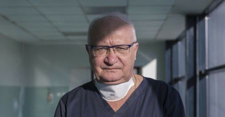 Prof. Simon uderza w rząd. "Narażamy się na śmieszność"