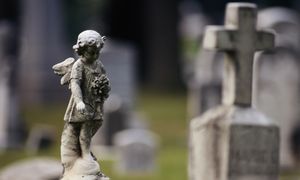 Tajemnicze skróty na cmentarzach. Odkryj, co oznaczają