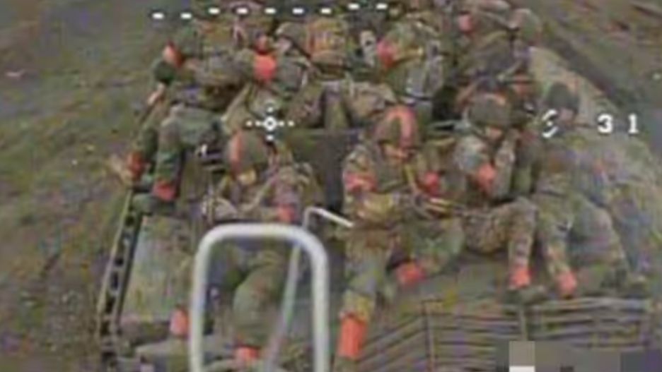 Zdjęcie z ukraińskiego drona przedstawia grupę rosyjskich żołnierzy