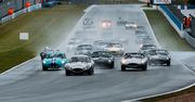 Piękne, klasyczne Jaguary w deszczu podczas Jaguar Classic Challenge