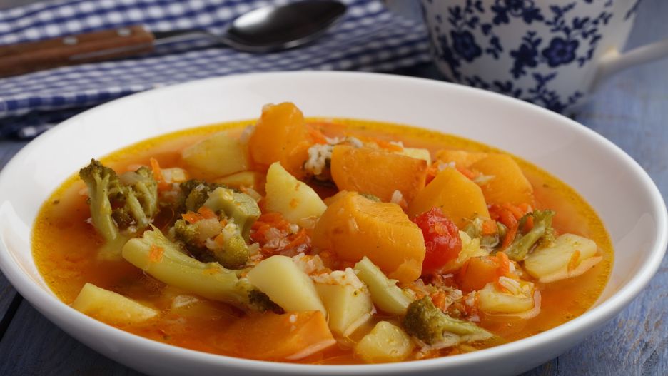 Zupa minestrone. Klasyczny włoski przepis na wiosnę
