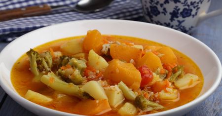 Zupa minestrone. Klasyczny włoski przepis na wiosnę