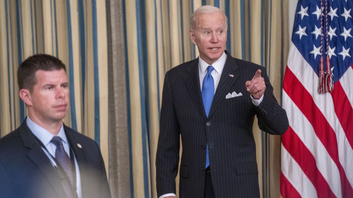 US President Joe Biden responds to a question from the news media following the signing of H.R. 3076, the Postal Service Reform Act of 2022 during a ceremony in the State Dining Room of the White House in Washington, DC, USA, 06 April 2022. EPA/SHAWN THEW / POOL Dostawca: PAP/EPA.