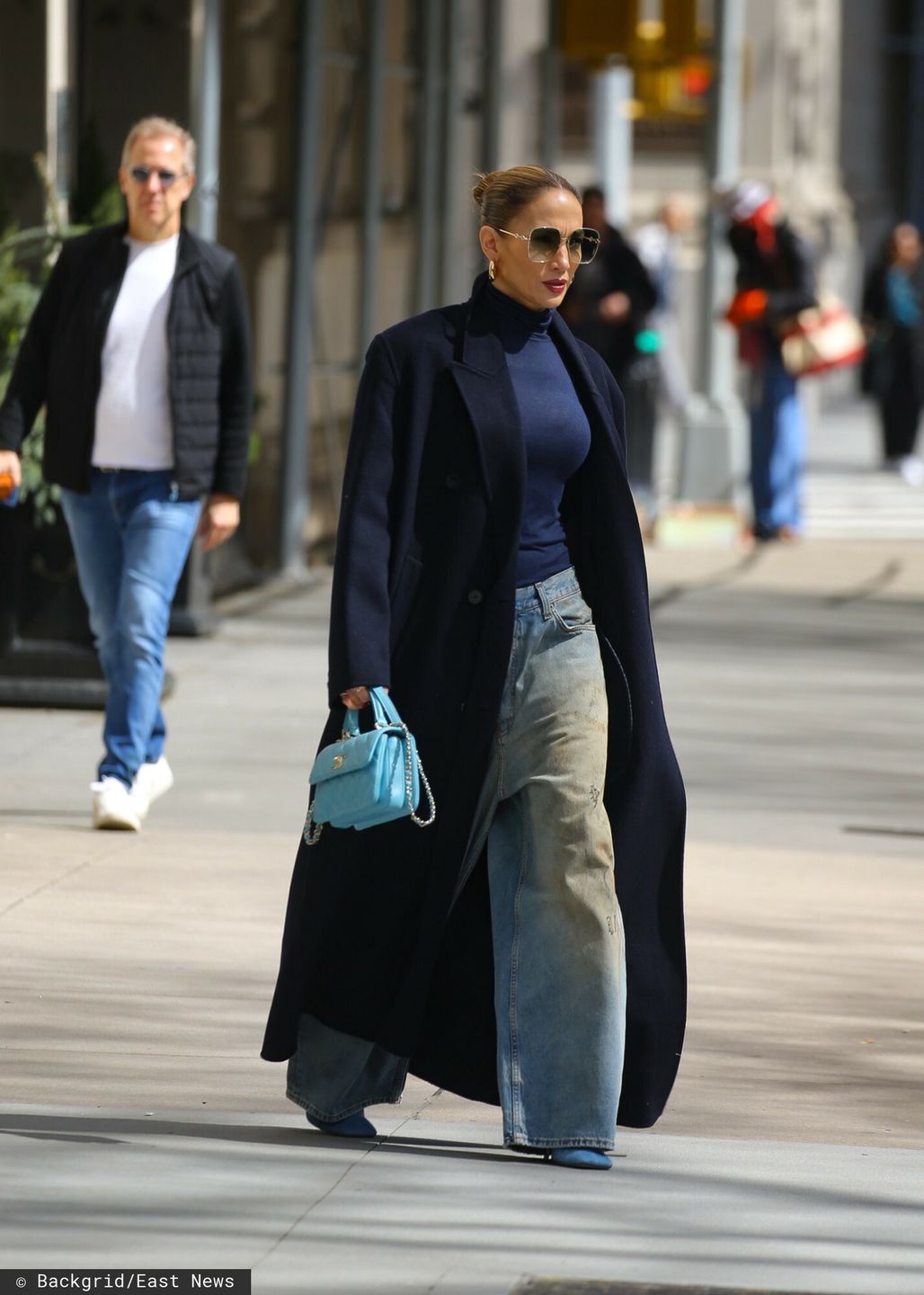 Jennifer Lopez w niebieskiej stylizacji i  torebką Chanel wartą krocie szuka mieszkania na Manhatanie