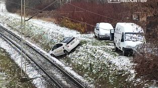 Warszawa: Toyota zsunęła się z nasypu wprost na tory WKD