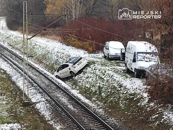 Warszawa: Toyota zsunęła się z nasypu wprost na tory WKD