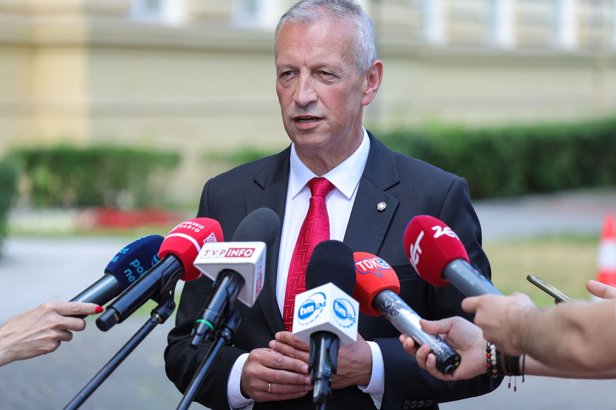 Warszawa, 26.06.2024. Rzecznik prasowy ministra koordynatora służb specjalnych Jacek Dobrzyński na konferencji prasowej przed siedzibą KPRM w Warszawie, 26 bm. Konferencja dotyczyła kolejnych zatrzymań CBA w sprawie uczelni wyższych. (aldg) PAP/Szymon Pulcyn