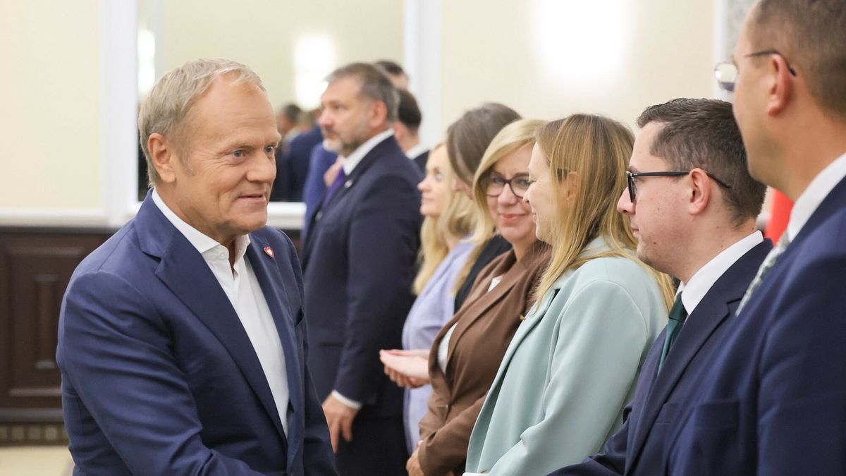 Na zdjęciu premier Donald Tusk witający się z ministrami podczas posiedzenia rządu