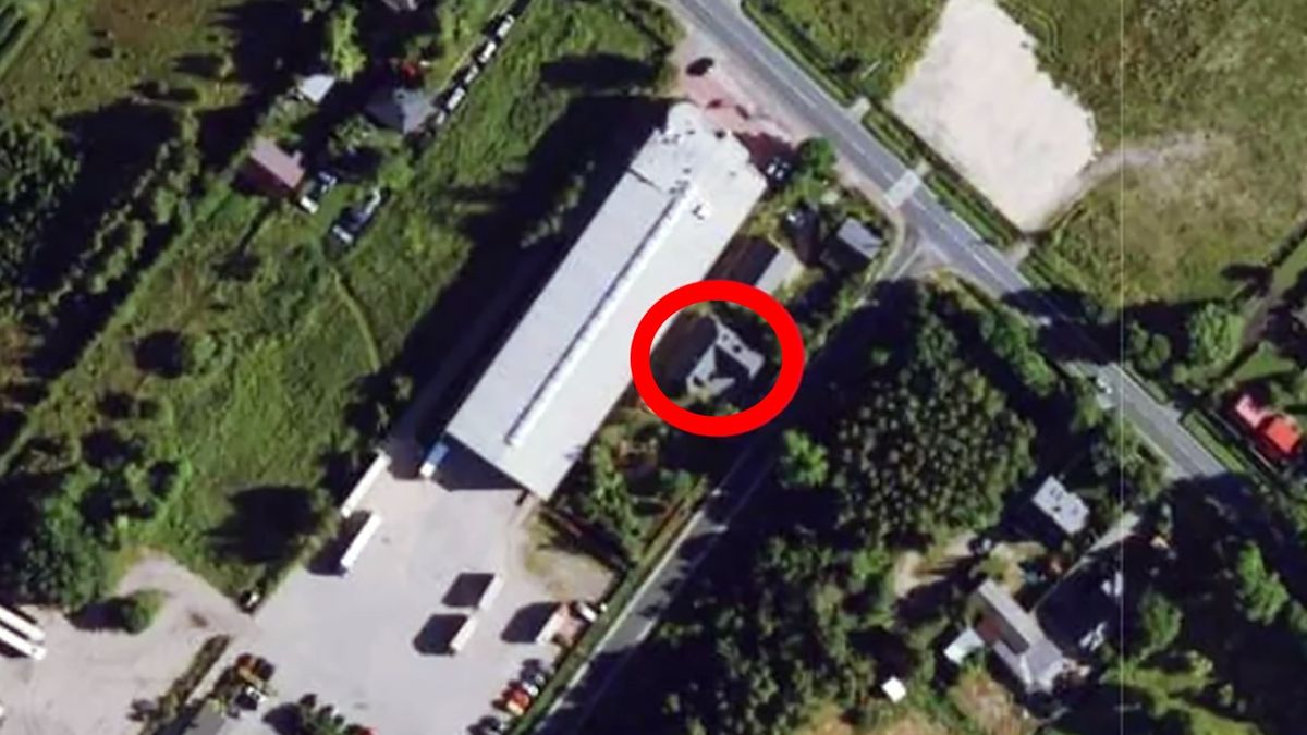 Tuż obok domu jednorodzinnego wybudowano potężną halę przeładunkową