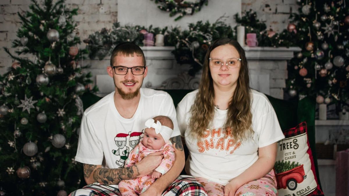 Zrozpaczona rodzina żegna córeczkę.