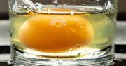Zamiast gotować jajko na miękko, wbijam do szklanki. Ze świeżą kajzerką smakuje jak marzenie
