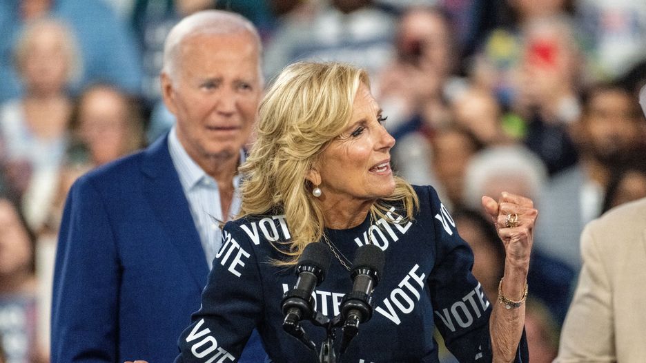 US President Joe Biden (Back) looks on as First Lady Dr. Jill Biden speaks to the crowd during a campaign event at the Jim Graham Building at the North Carolina State Fairgrounds in Raleigh, North Carolina, USA, 28 June 2024. EPA/STAN GILLILAND Dostawca: PAP/EPA.
