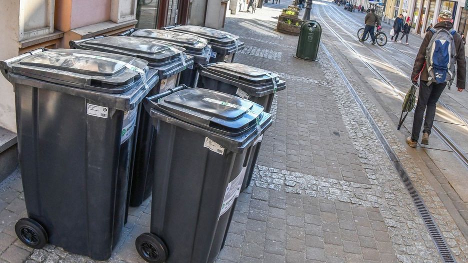 Wystawienie pojemników przed posesję, zwłaszcza na tak ruchliwych ulicach jak np. Gdańska, ma skrócić czas postoju śmieciarki i odbioru odpadów. Zgodnie z zaleceniami, mają być one wystawiane późnym wieczorem, aby nie zastawiać zbyt długo przejść.