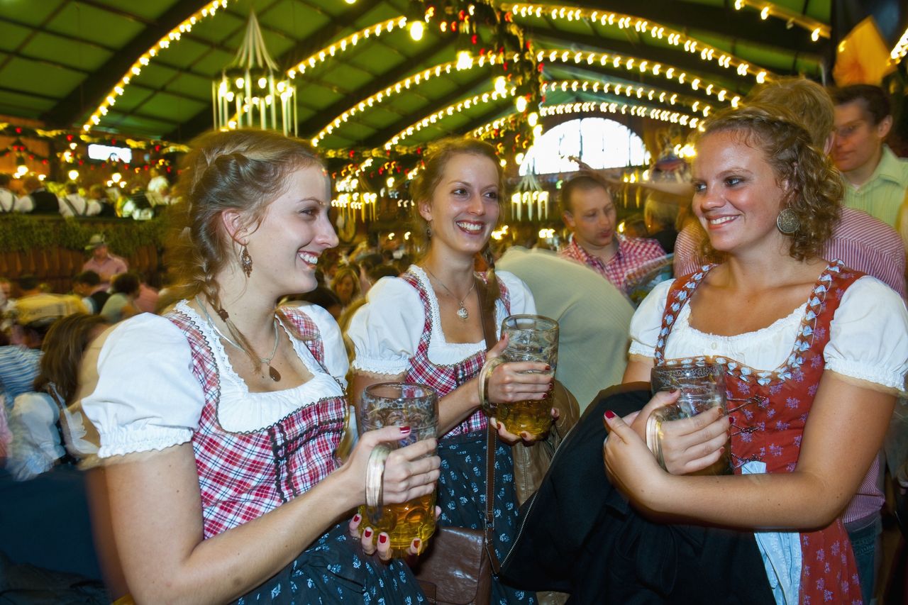 Kelnerki na Oktoberfest mają pełne ręce roboty - zdjęcie ilustracyjne