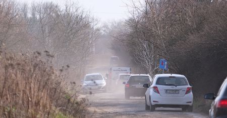 Na tej ulicy takiego ruchu nie było nigdy. Kierowcom nie przeszkadza wyboista droga i tuman kurzu [ZDJĘCIA]