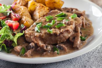 Pyszne mięso robię w kremowym sosie. Jest tak miękkie jak z najlepszej restauracji