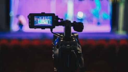 Spektakle Teatru Zagłębia na VOD cieszą się nadspodzi3wanie wysoką frekwencją publiczności.