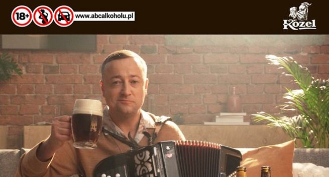 Czesław Mozil reklamuje piwo Kozel