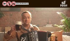 Czesław Mozil reklamuje piwo Kozel