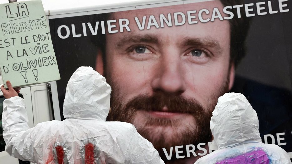 TemporaryProtesters hold a placard reading 'The priority is the right of living for Olivier' during a solidarity demonstration with Belgian aid worker Olivier Vandecasteele in Brussels on December 25, 2022. - Brussels officials said on December 21, 2022, that Iran had imposed 28-year jail term on Belgian aid worker Olivier Vandecasteele, stirring an already bitter debate over a stalled prisoner exchange treaty. Vandecasteele was arrested in February, 2022, and is reportedly being held in Tehran's notorious Evin prison, in conditions that Belgian justice minister Vincent Van Quickenborne has described as "inhumane". (Photo by Fran�ois WALSCHAERTS / AFP)FRANCOIS WALSCHAERTS