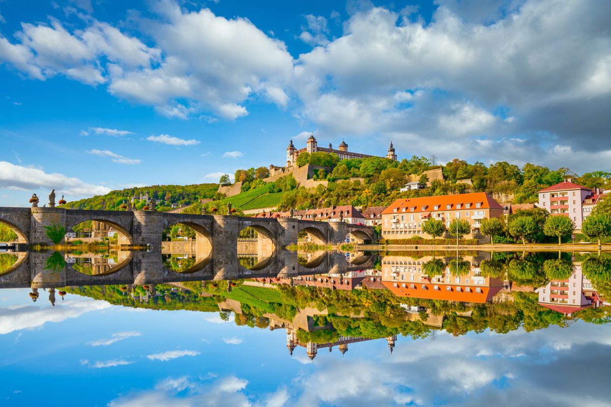 Würzburg w Niemczech - panorama miasta zachwyca kolorami i kompozycją