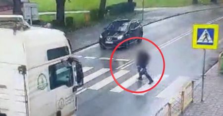 Tir niemal zmiótł pieszego na pasach. Groźny moment w Braniewie