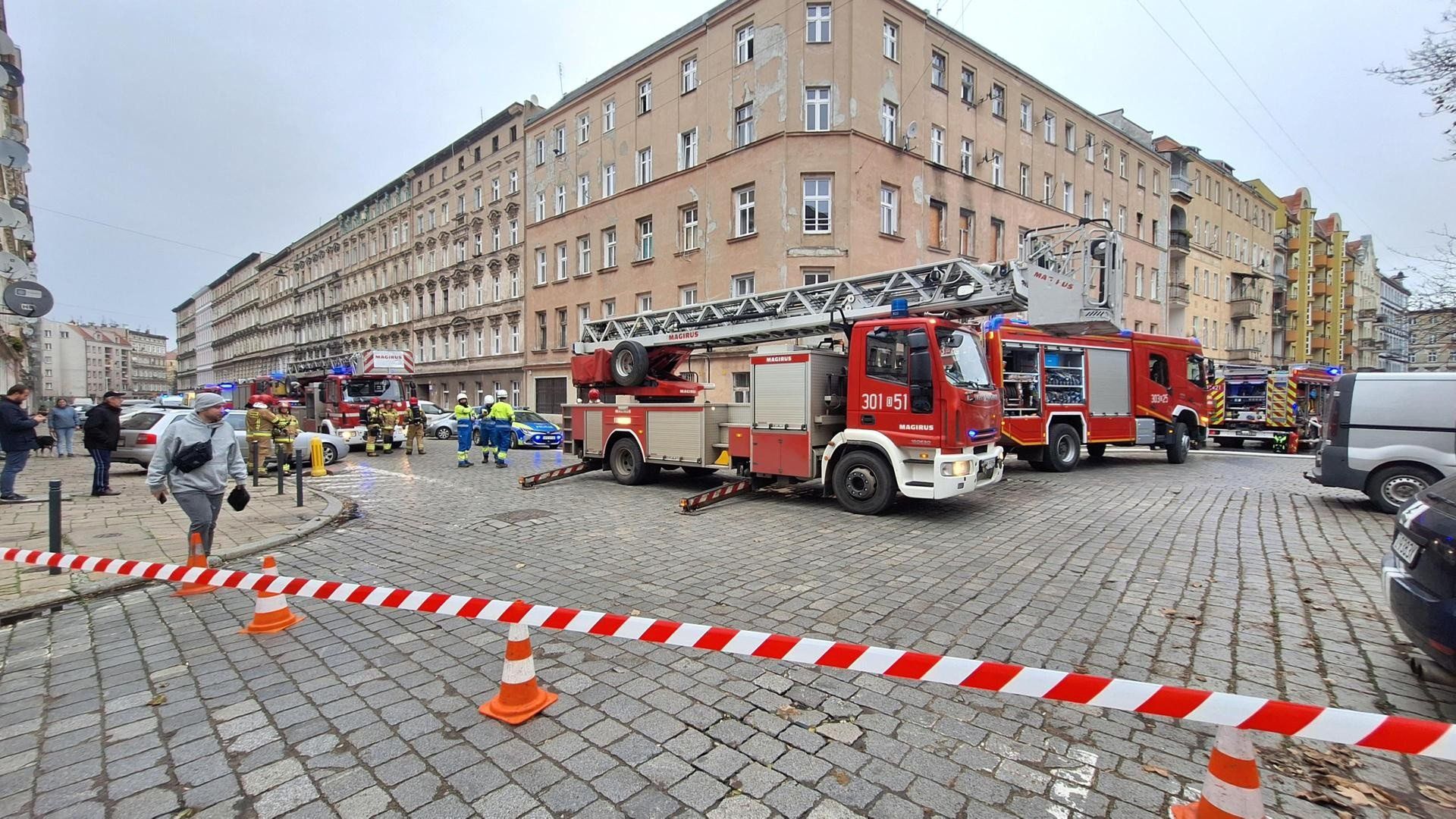 Pożar mieszkania na Przedmieściu Oławskim, ewakuowano 30 mieszkańców.